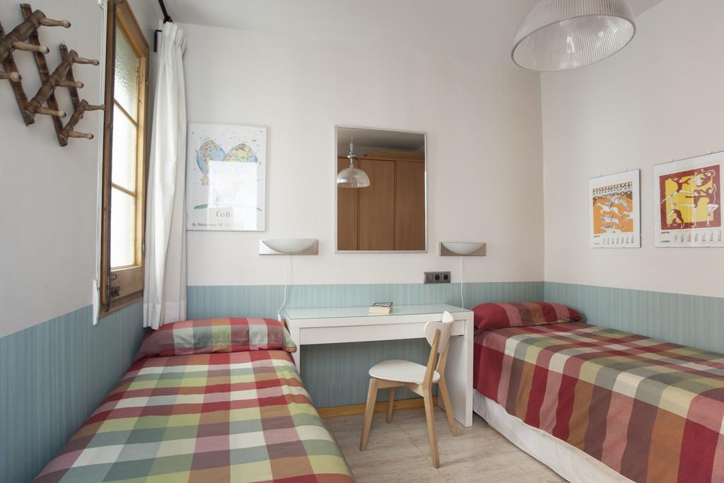 Aparteasy - Authentic Family Apartment Барселона Екстериор снимка