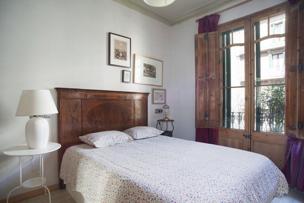 Aparteasy - Authentic Family Apartment Барселона Екстериор снимка